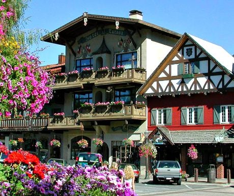 Leavenworth Front_Street_Flowers