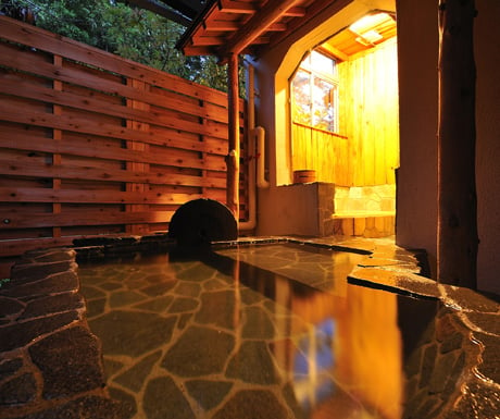 A-private,-open-air-bath-at-the-Jinpyokaku-Ryokan