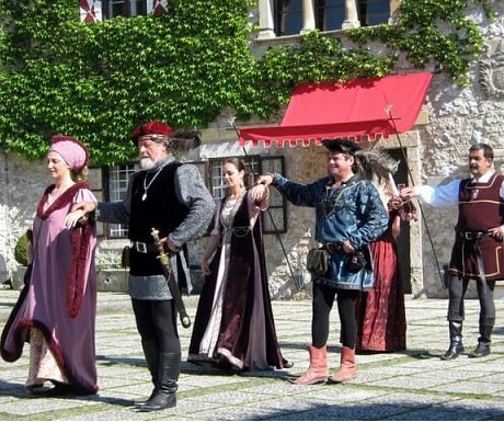 Folk dancing Bled, Grad