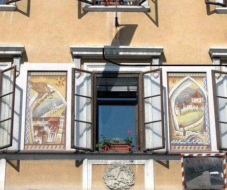 5 superb experiences in Skofja Loka, Slovenia, decorative window