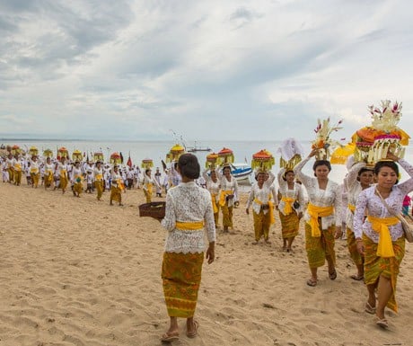 The-Spirit-of-Bali-a-Balinese-ceremony-on-the-beach (1)