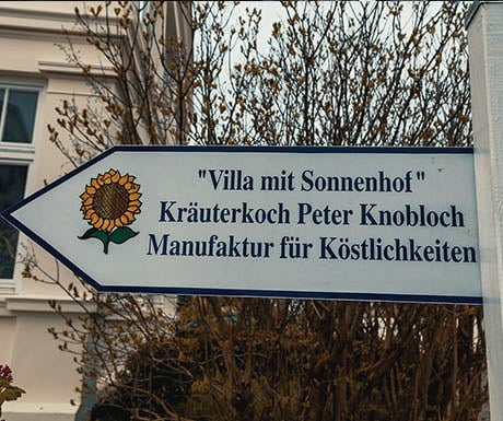 villa-sonnenhof-schild-firstwithHertz_altb