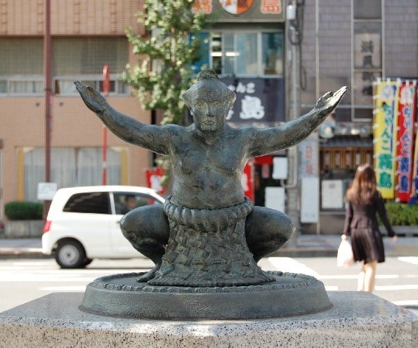 sumo statue