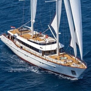 Cruising Croatia's sparkling seas with sailing yacht Navilux