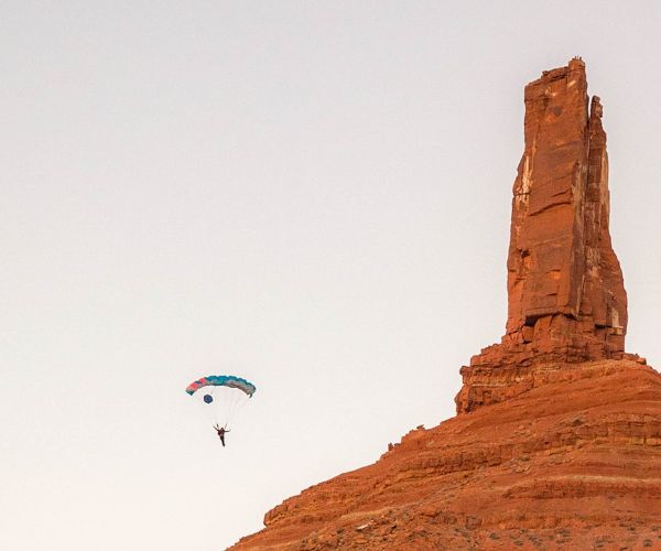 Um homem saltando de paraquedas no Colorado