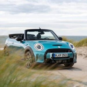 The MINI Convertible now in the Seaside Edition - as blue as the sea, as stunningly white as the beach