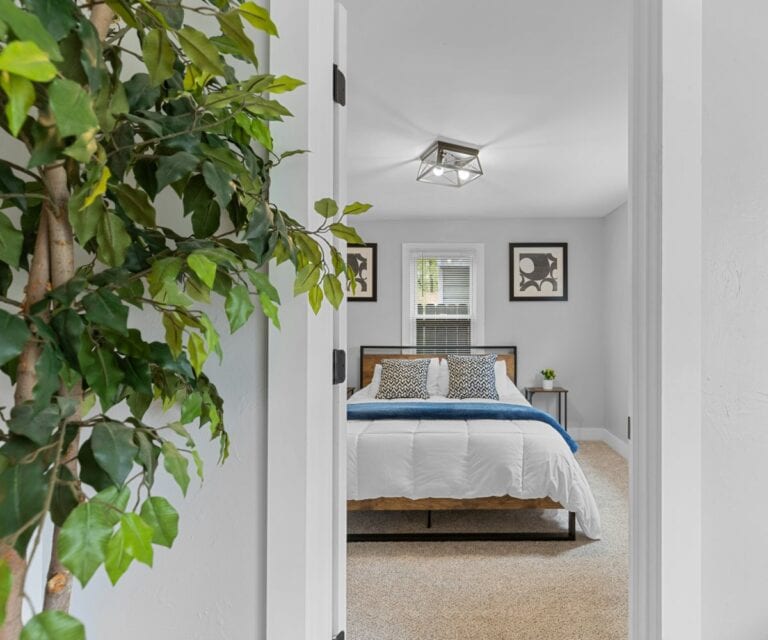 Booking vacation rentals directly with the owner versus via a third party website