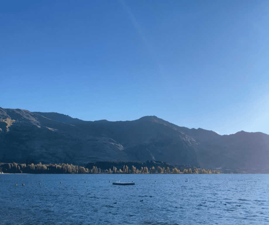 Views across Lake Wanaka in autumn
